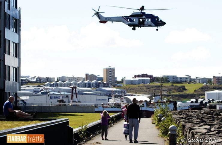 Fólk fylgdist með þyrlunni frá Norðurbakkanum