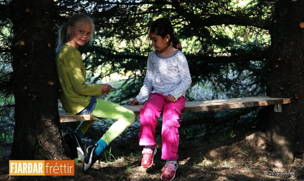 Nemendur nýta sér útikennslustofu í Höfðaskógi