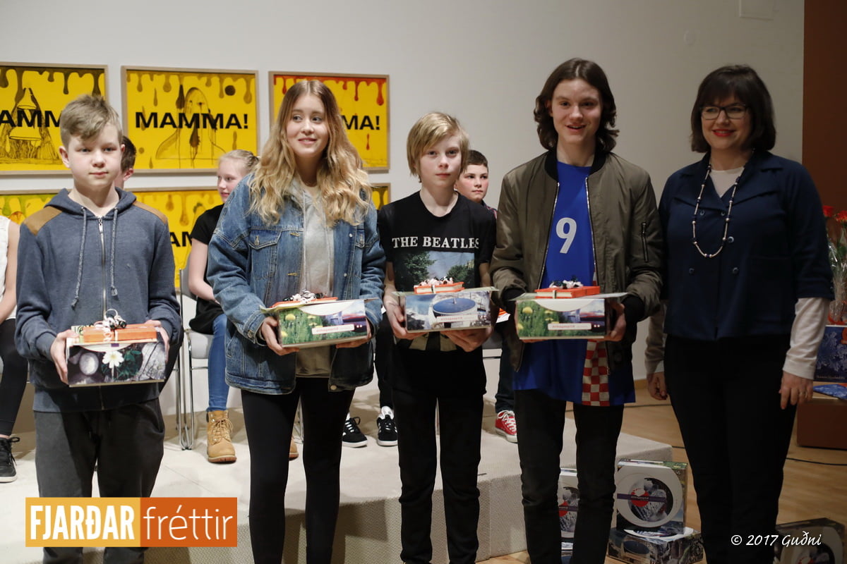 Stóra upplestrarkeppnin 2017_188 Þau sigruðu í smásagnasamkeppni 8.-10 bekkja. 1. sæti: Jói eftir Kristófer Baldur Sverrisson úr Víðistaðakóla. 2. sæti: Gítarleikararnir eftir Val Áka Svansson úr Víðistaðskóla. 3. sæti: Dagur í lífi hans eftir Nóa Barkarson úr Víðistaðaskóla og sagan Þetta er sagan hans Nizar eftir Særúnu Björk Jónasdóttur úr Hraunvallaskóla.