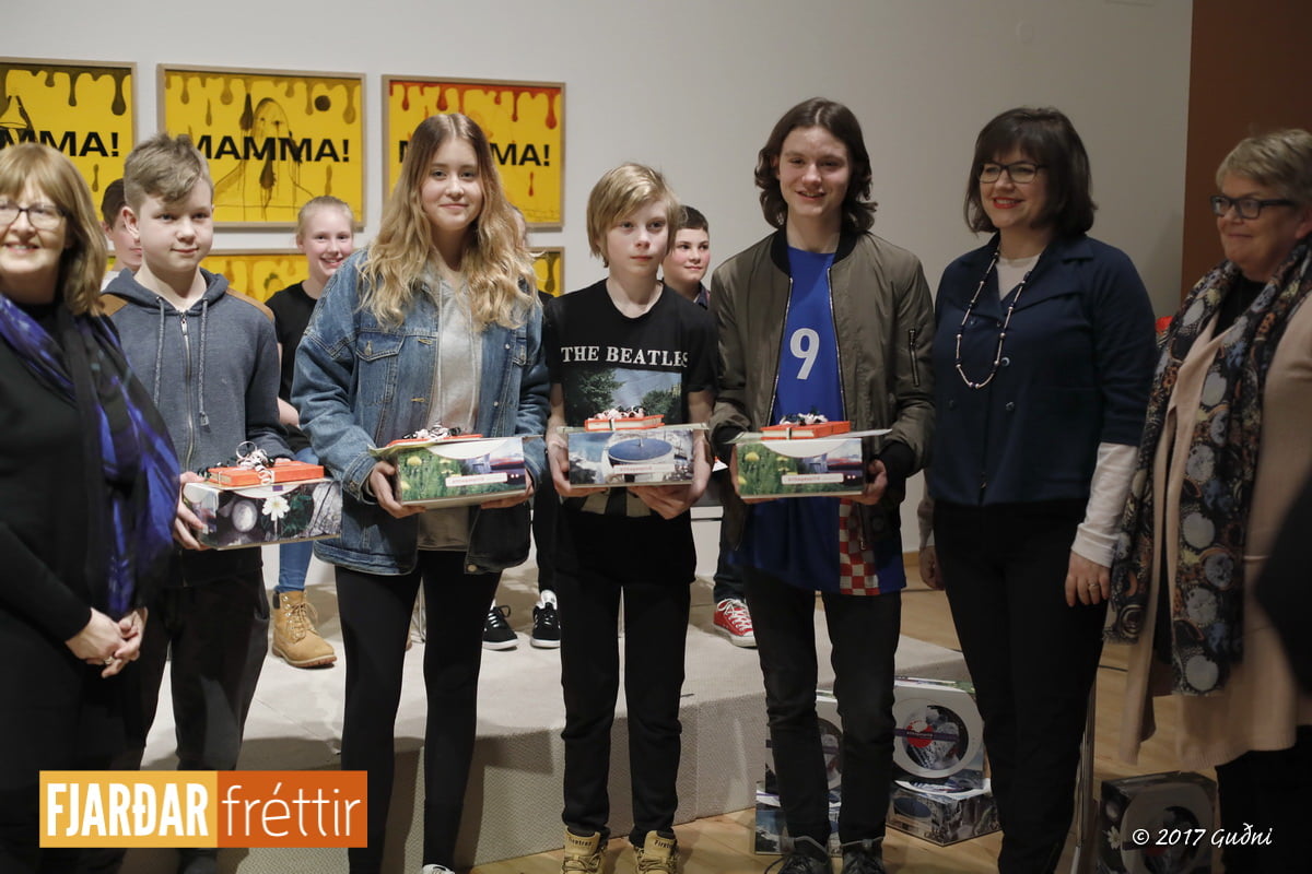 Stóra upplestrarkeppnin 2017_191 Þau sigruðu í smásagnasamkeppni 8.-10 bekkja. 1. sæti: Jói eftir Kristófer Baldur Sverrisson úr Víðistaðakóla. 2. sæti: Gítarleikararnir eftir Val Áka Svansson úr Víðistaðskóla. 3. sæti: Dagur í lífi hans eftir Nóa Barkarson úr Víðistaðaskóla og sagan Þetta er sagan hans Nizar eftir Særúnu Björk Jónasdóttur úr Hraunvallaskóla.